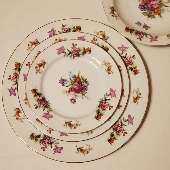 Harmony House Dresdania Plates - Picture 3 of 16